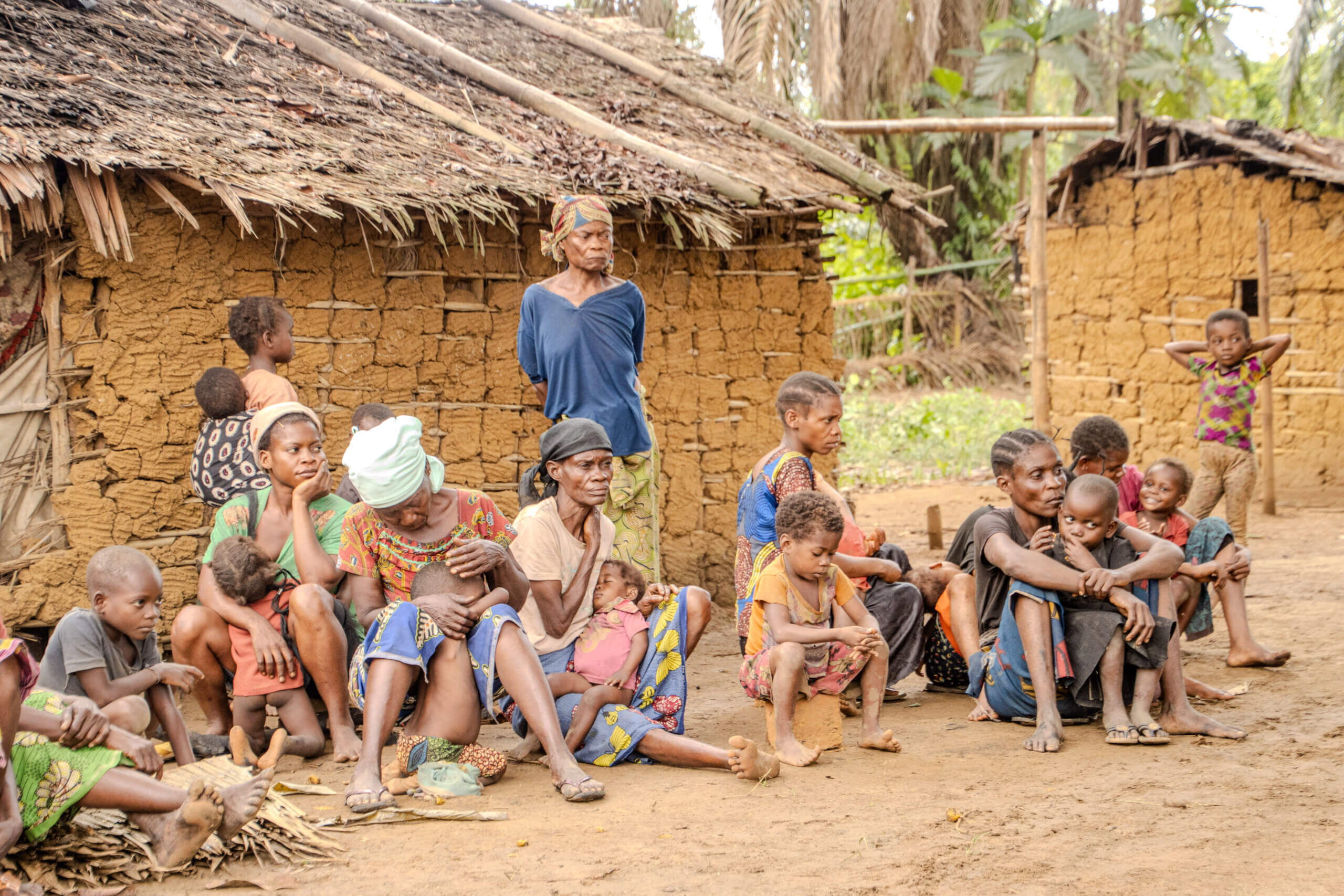 Miembros de la comunidad indígena pigmea de la concesión forestal comunitaria (CFCL) de Lokolama.
