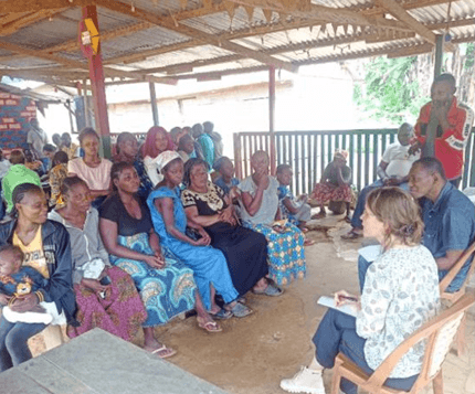RFUK et CJJ mènent des entretiens avec des femmes autochtones en République du Congo dans le cadre de l'étude sur le genre.