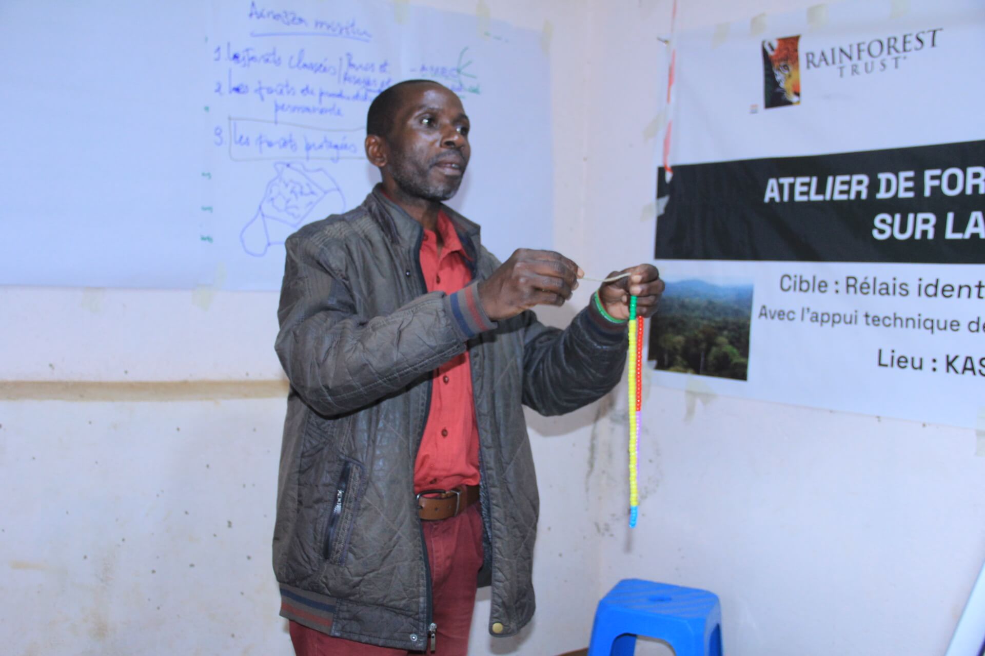 Un membre de la communauté de Masombea explique le processus de foresterie communautaire.