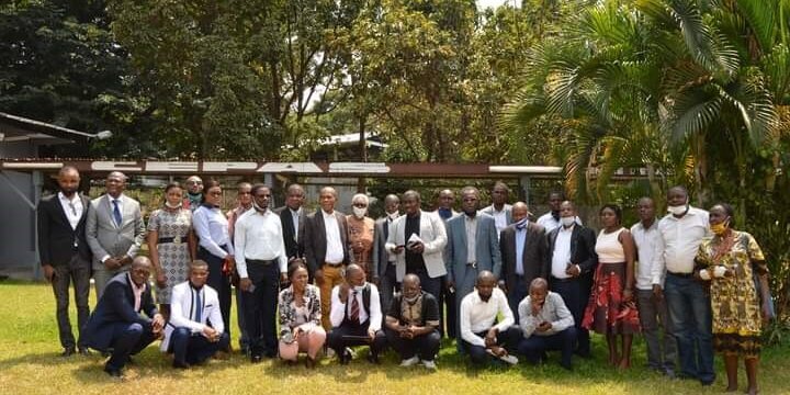 Foto de familia de los participantes en el taller de APEM y GTCRR para validar su documento de posición sobre las NDC en la República Democrática del Congo.
